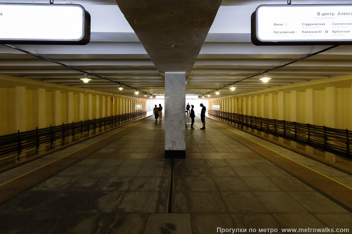 Фотография станции Багратионовская (Филёвская линия, Москва). Продольный вид по оси станции.