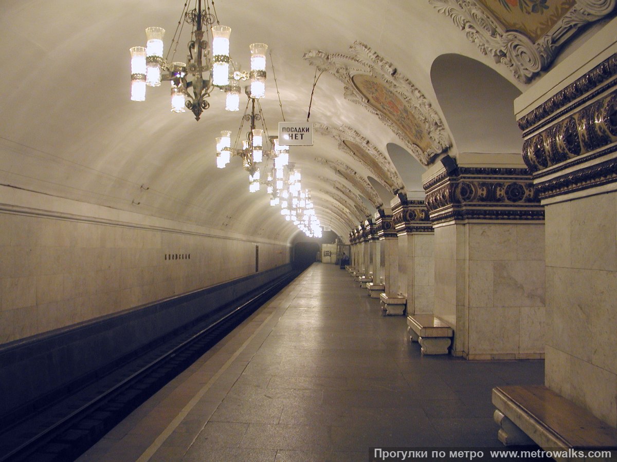 Фотография станции Киевская (Арбатско-Покровская линия, Москва). Боковой зал станции и посадочная платформа, общий вид. Исторический снимок 2002 года, когда станция была конечной.