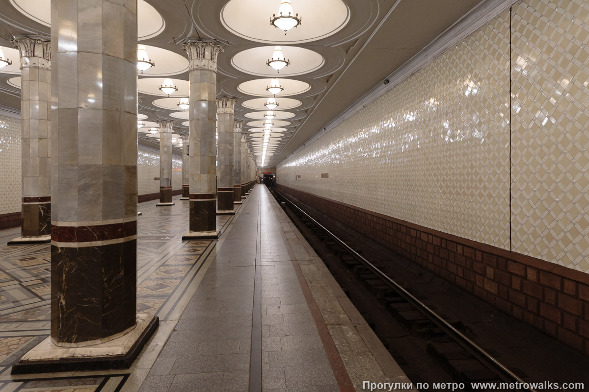 Фотография станции Киевская (Филёвская линия, Москва). Боковой зал станции и посадочная платформа, общий вид.