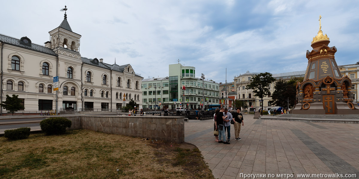 Фотография станции Китай-город (Калужско-Рижская линия, Москва). Общий вид окрестностей станции. Рядом с северным выходом на площади Ильинские Ворота находится Политехнический музей (слева).