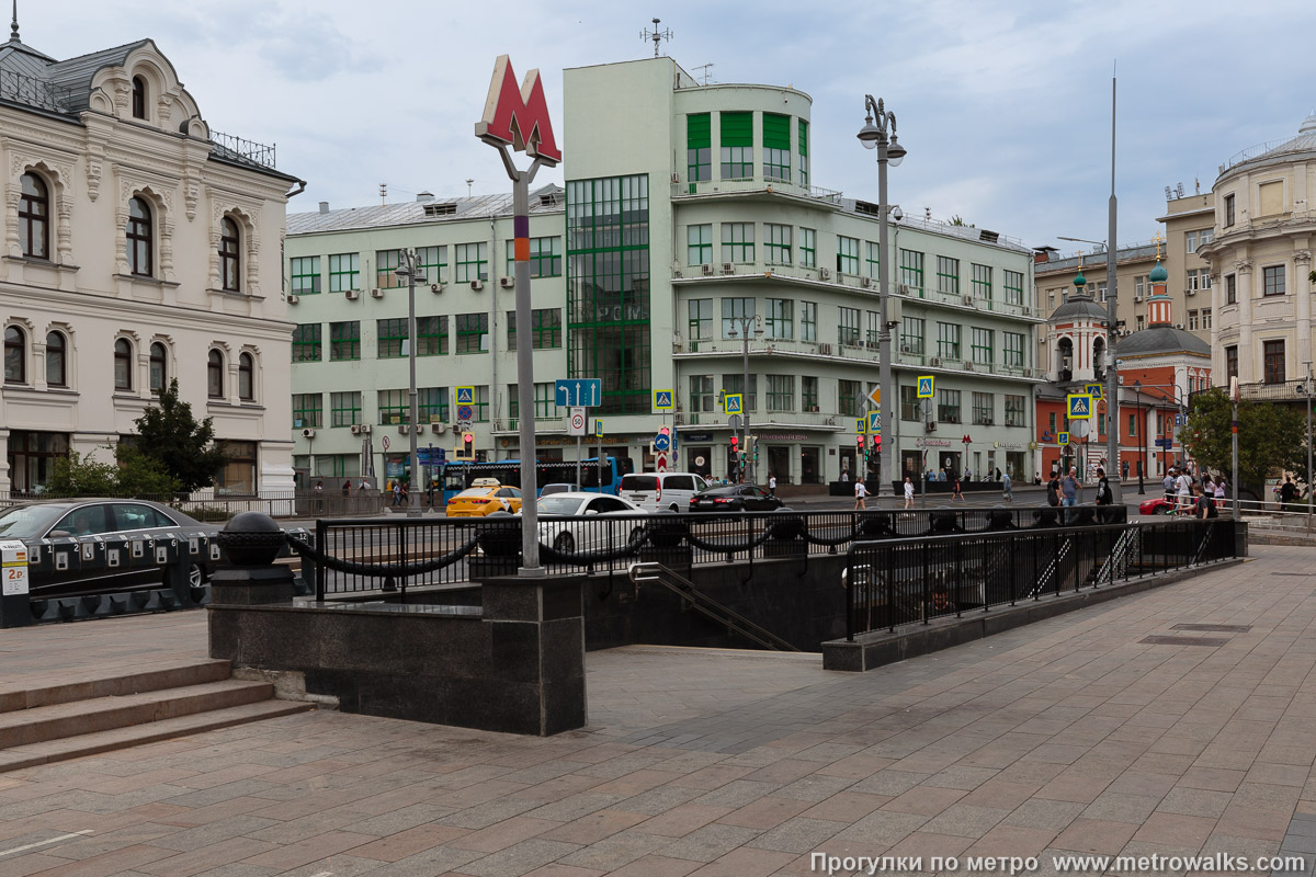 Фотография станции Китай-город (Таганско-Краснопресненская линия, Москва). Вход на станцию осуществляется через подземный переход.