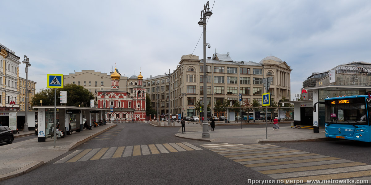 Фотография станции Китай-город (Калужско-Рижская линия, Москва). Общий вид окрестностей станции. Рядом с южным выходом на Славянской площади находится ТПУ — крупная автобусная остановка.