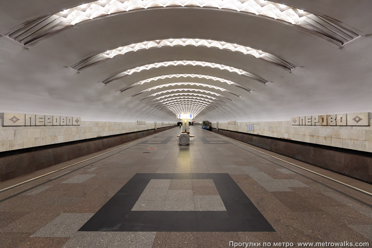 Москва метро шоссе. Станция метро Перово Москва. Станция Перово Калининская линия. Станция метро Калининская. Московский метрополитен односводчатая станция.