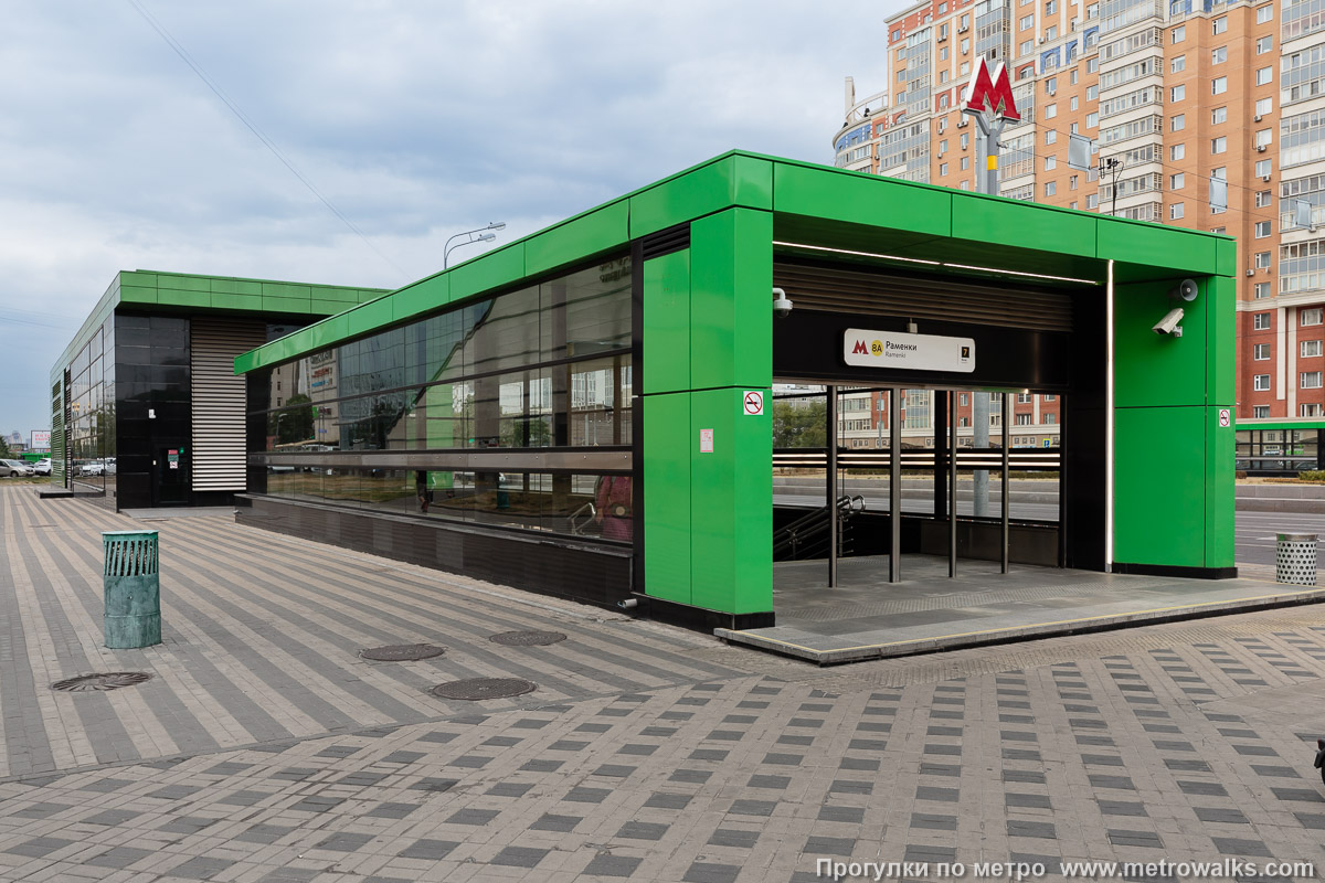 Фотография станции Раменки (Солнцевская линия, Москва). Вход на станцию осуществляется через подземный переход.