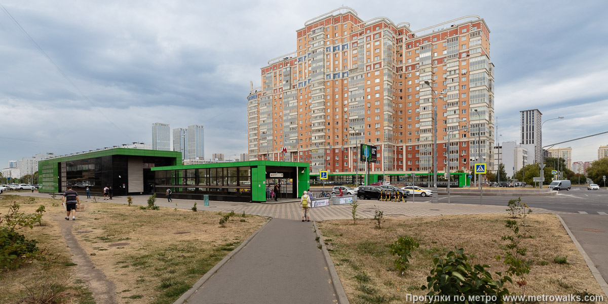 Фотография станции Раменки (Солнцевская линия, Москва). Общий вид окрестностей станции. Перекрёсток Мичуринского проспекта и Раменского бульвара (северо-восточный вход).