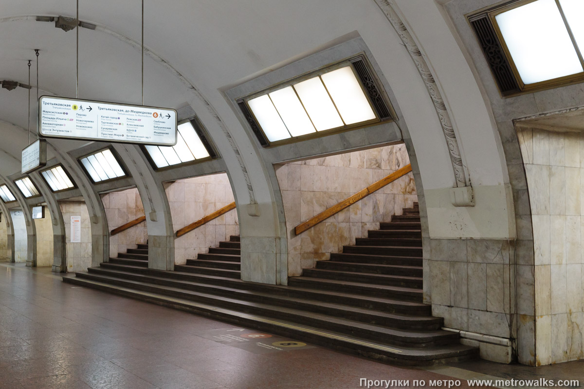 Фотография станции Третьяковская (Калининская линия, Москва) — второй зал. Около перехода между двумя залами станции.