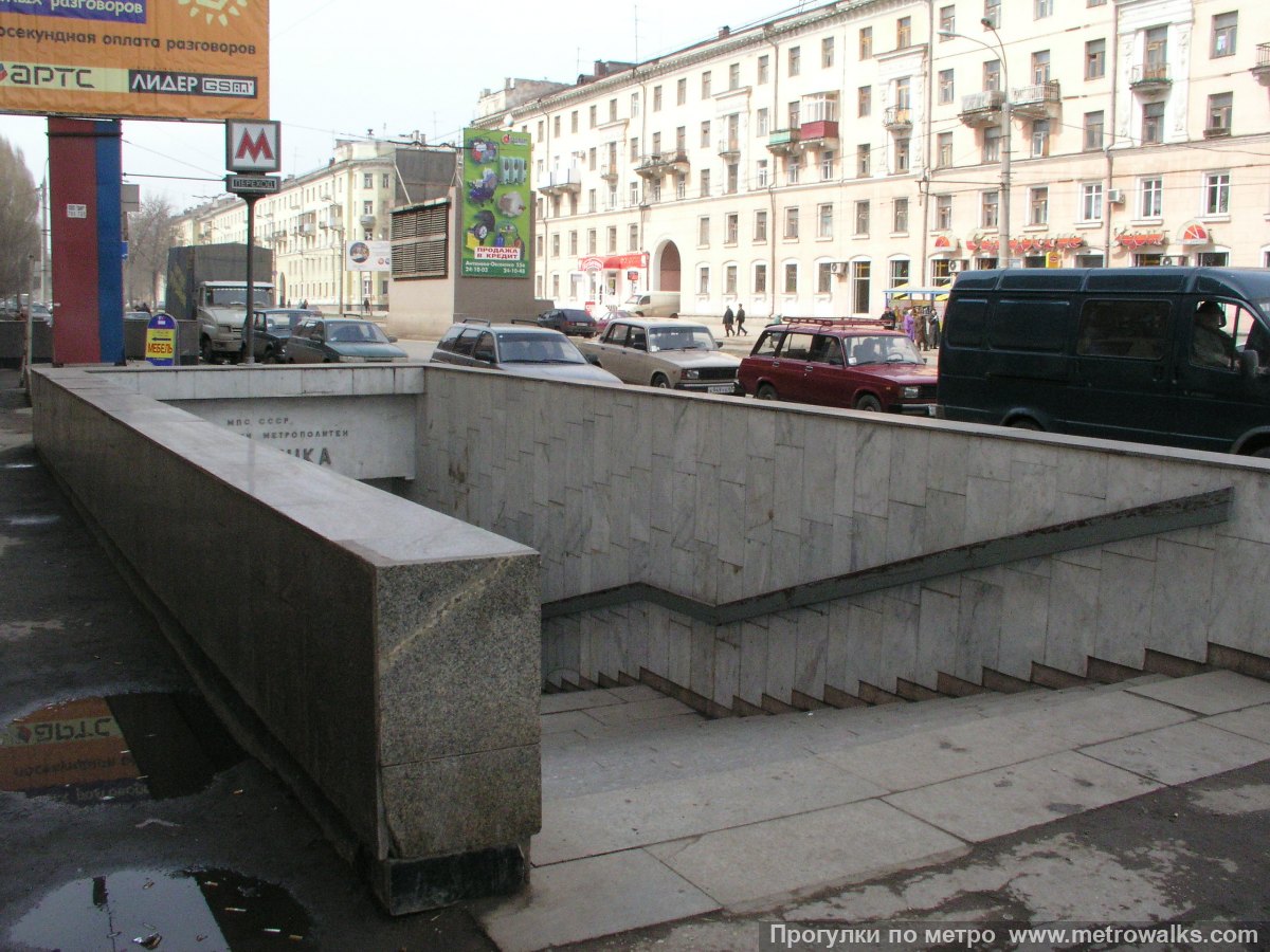 Фотография станции Безымянка (Самара). Вход на станцию осуществляется через подземный переход. Историческое фото (2003): до постройки крыши над спусками на станцию.